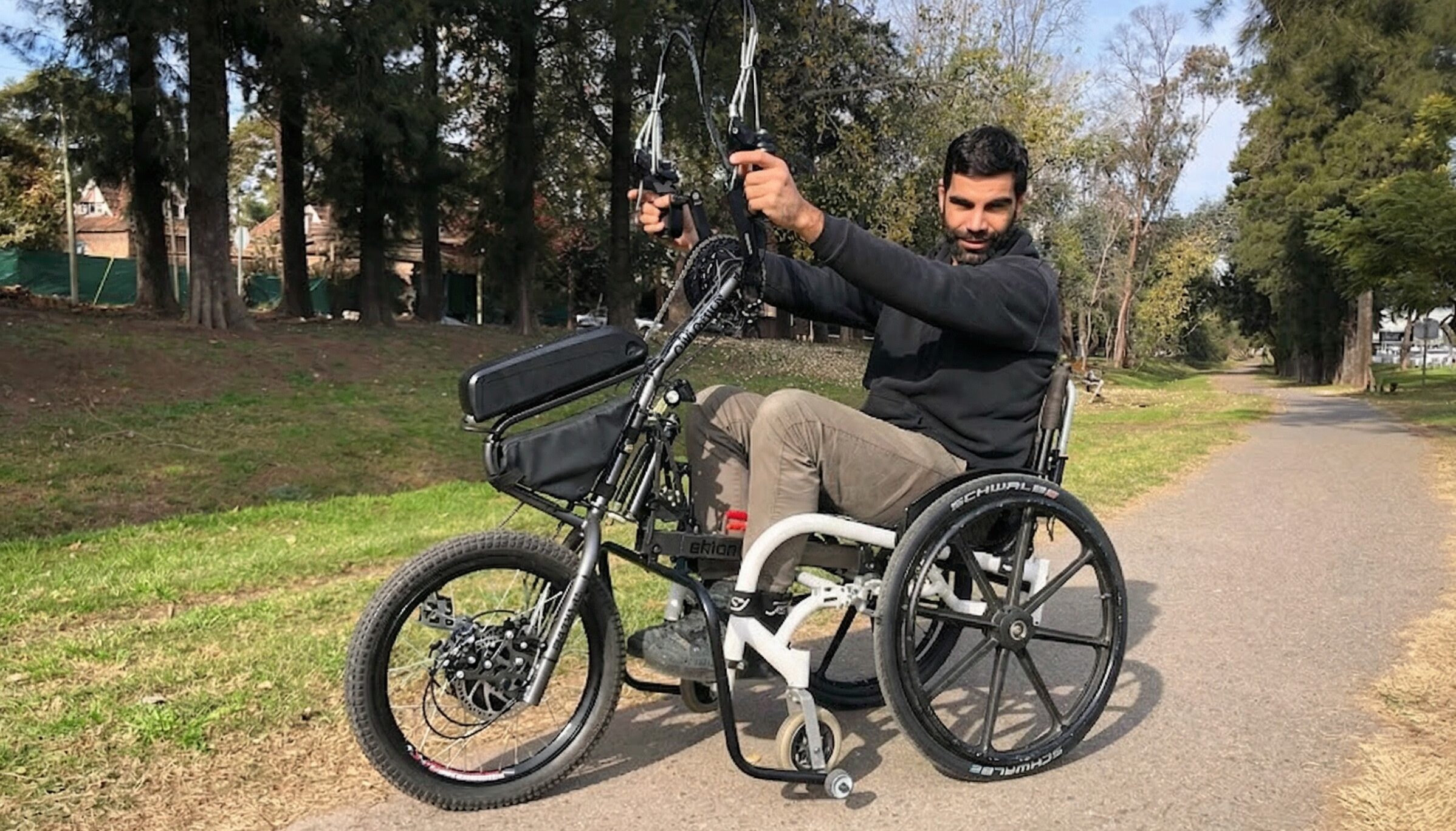 Handbike acoplable electrico modelo hibrido integra pedales de mano y motor a bateria