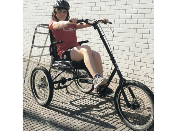 tiene una rueda delantera y dos traseras. Esto eleva el asiento, razón por la cual muchos eligen los triciclos delta