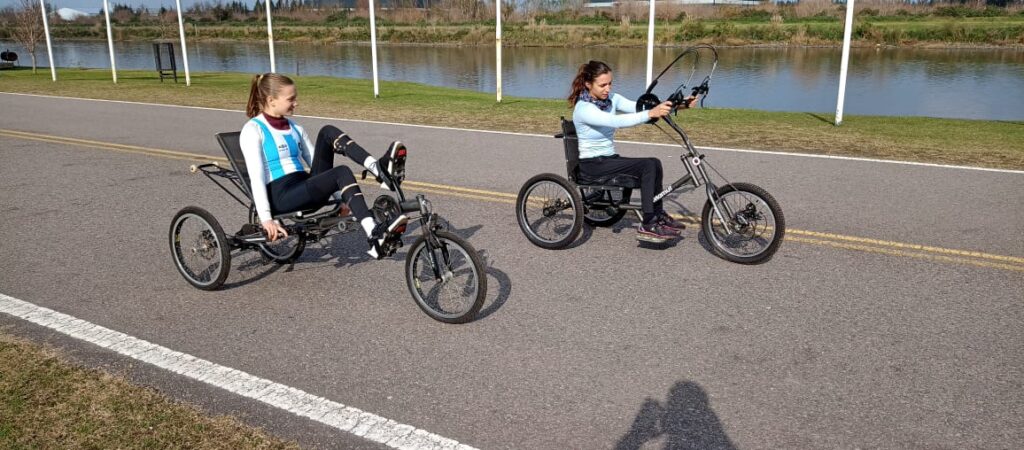 deportistas argentinas utilizando triciclos recumbentes y handbike